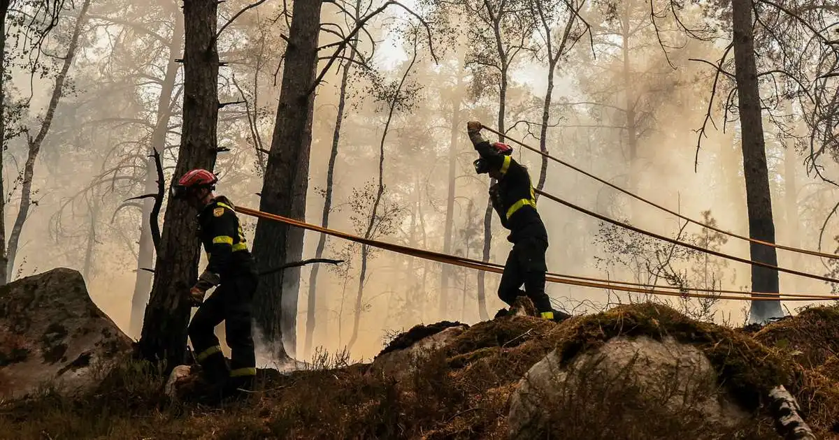150 íbúar þurftu að yfirgefa heimili sín vegna skógarelda