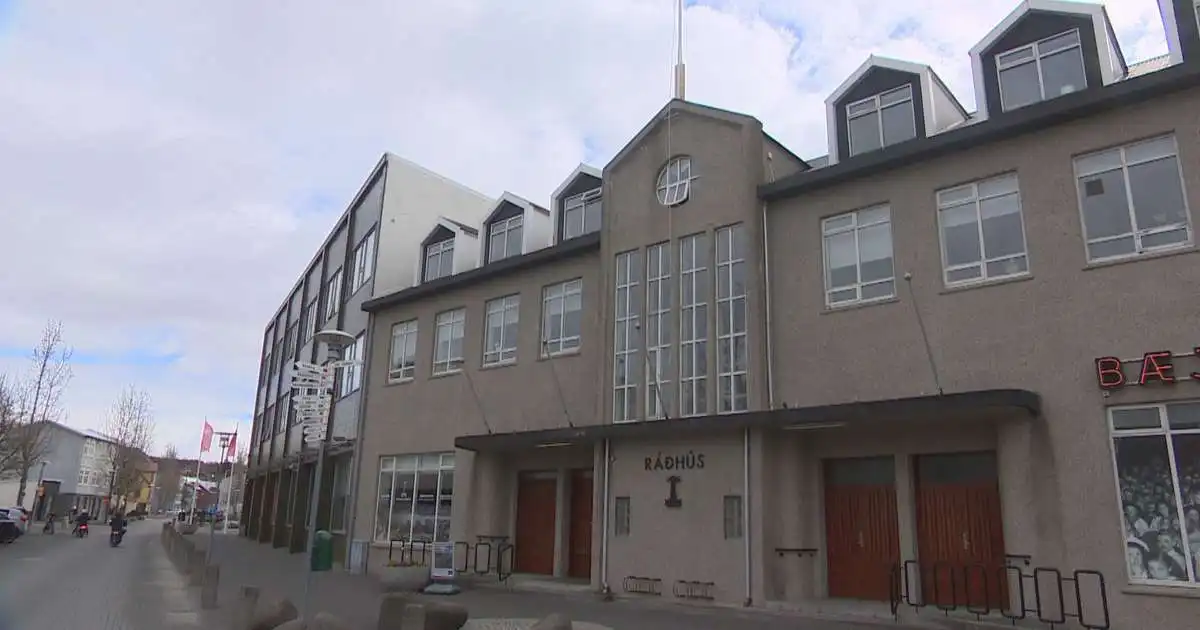 23 sagt upp og þrír endurráðnir