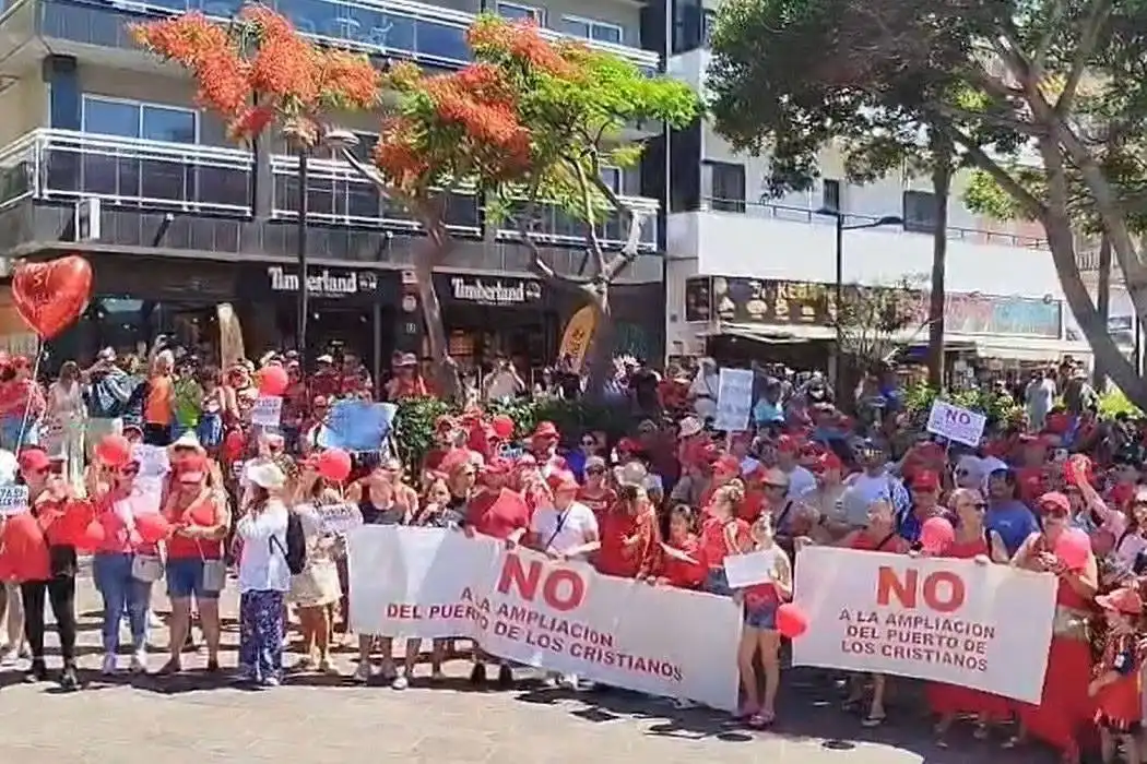 3,000 people march through Los Cristianos against port expansion