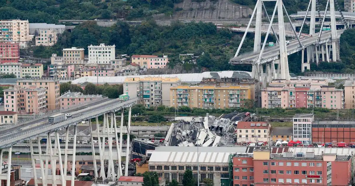 32 sakfelldir vegna brúar sem hrundi í Genóa
