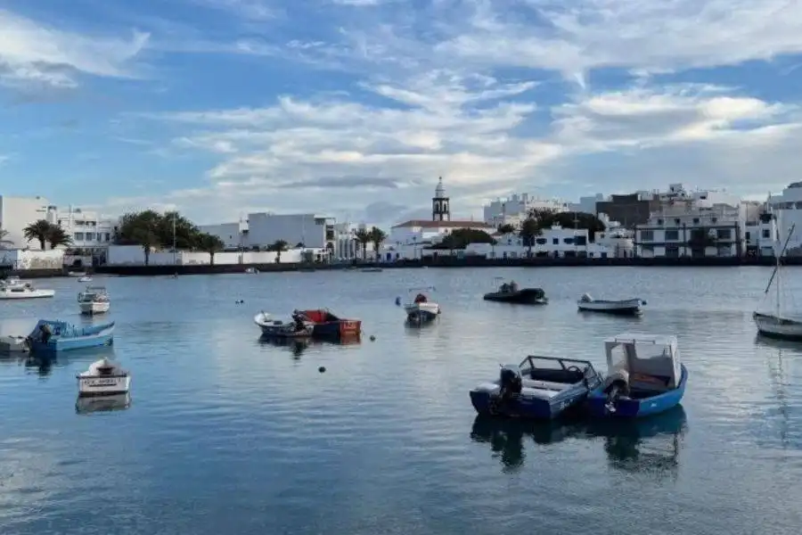 72-year-old rescued after low tide leaves her trapped in Lanzarote harbour