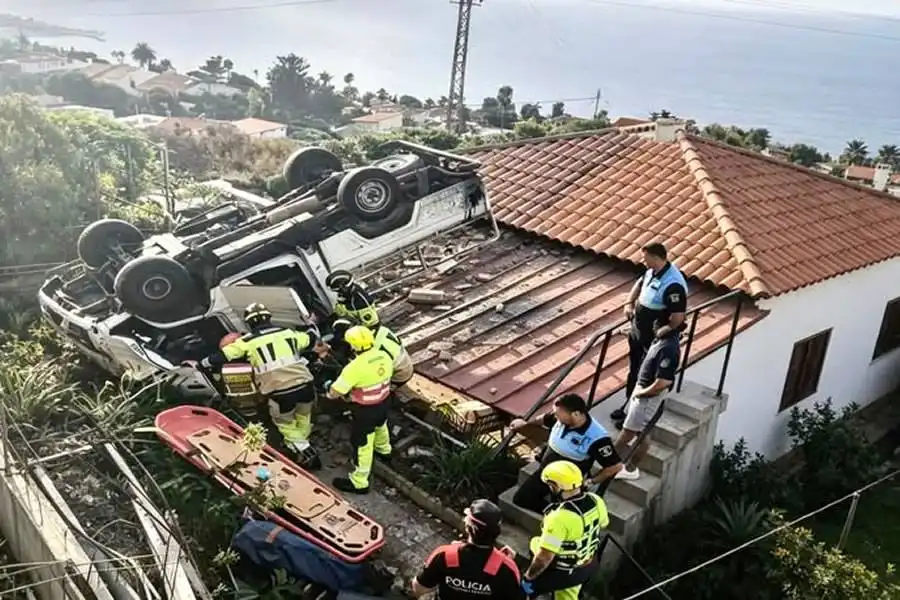 82-year-old seriously injured after truck crashes onto roof of house in Tenerife
