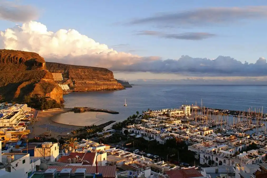 A generally sunny Sunday with cloud and showers in the north of the mountainous islands