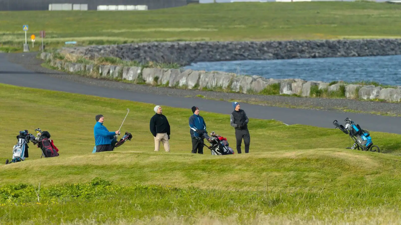 Á sjúkra­hús eftir að hafa kastast úr golfbíl - Vísir