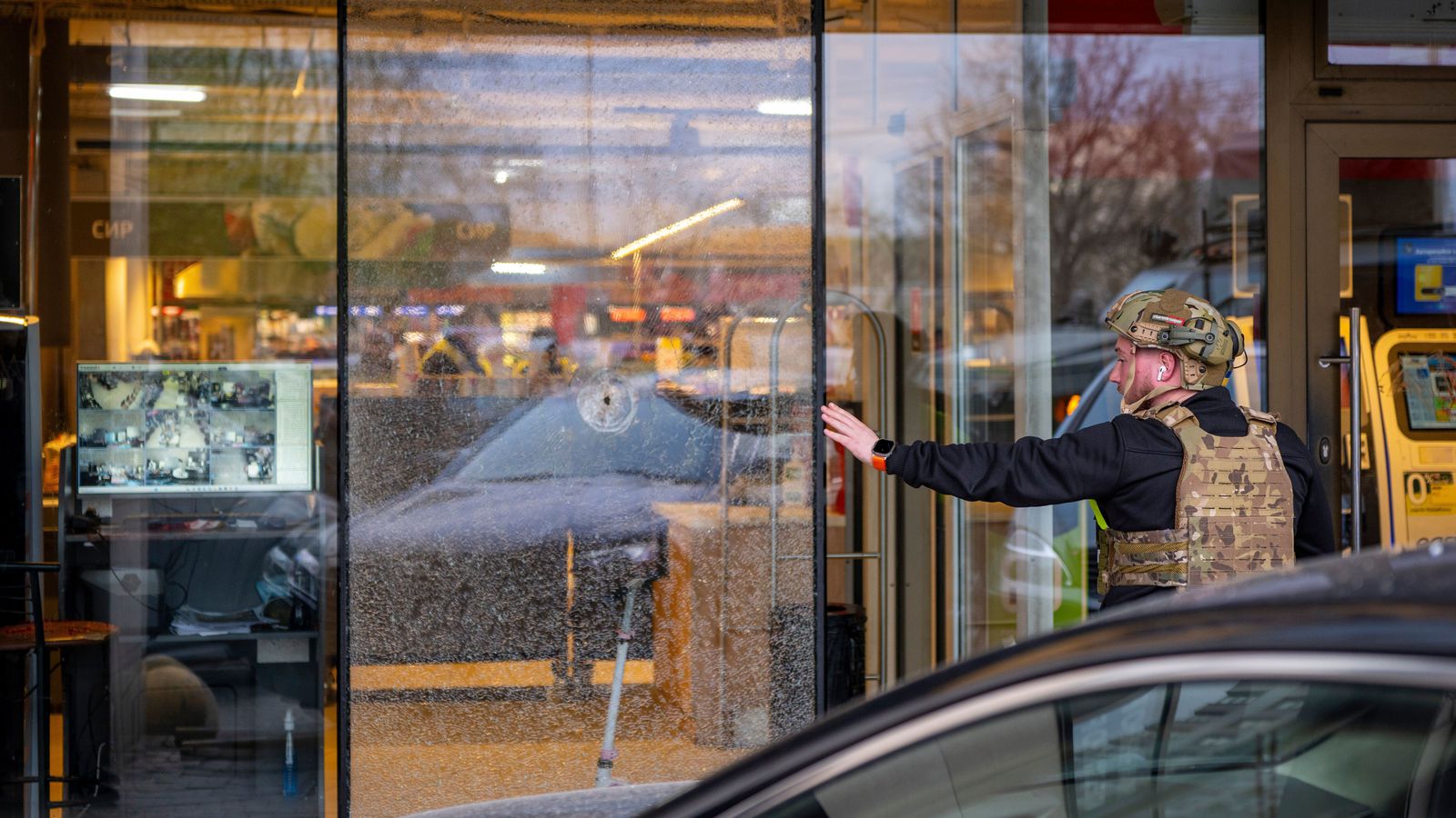 Að minnsta kosti sex látnir eftir gíslatöku í mat­vöru­verslun - Vísir