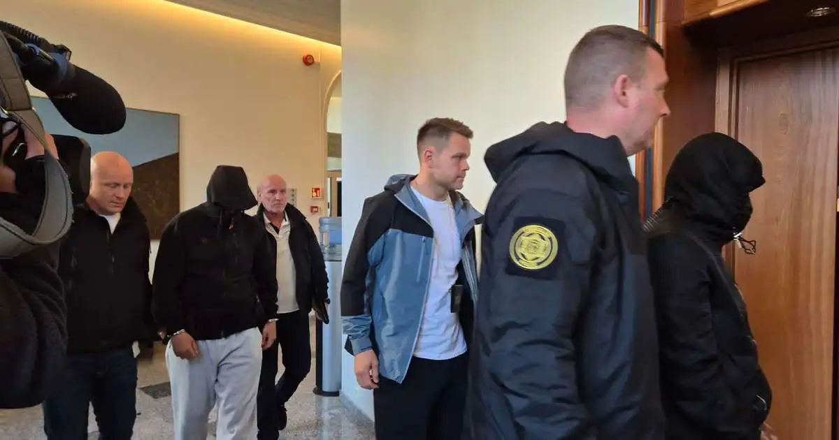 Aðalmeðferð seinkaði því vitnið fann ekki héraðsdóm