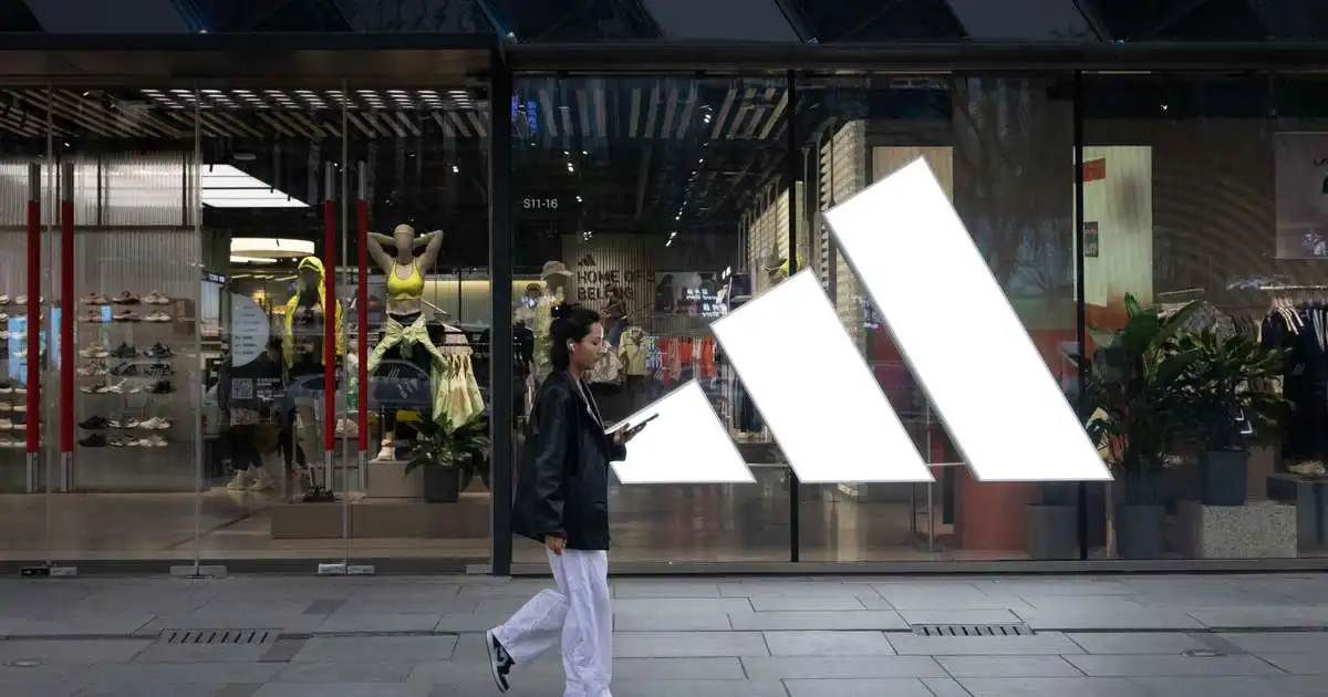 Adidas biðst afsökunar á bleiku takkaskónum á HM