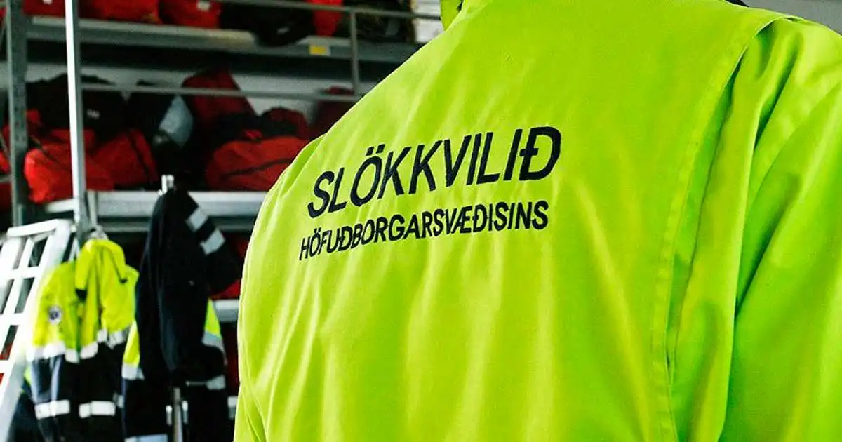 Aðstoðuðu dreng sem festi fótinn í trjágróðri