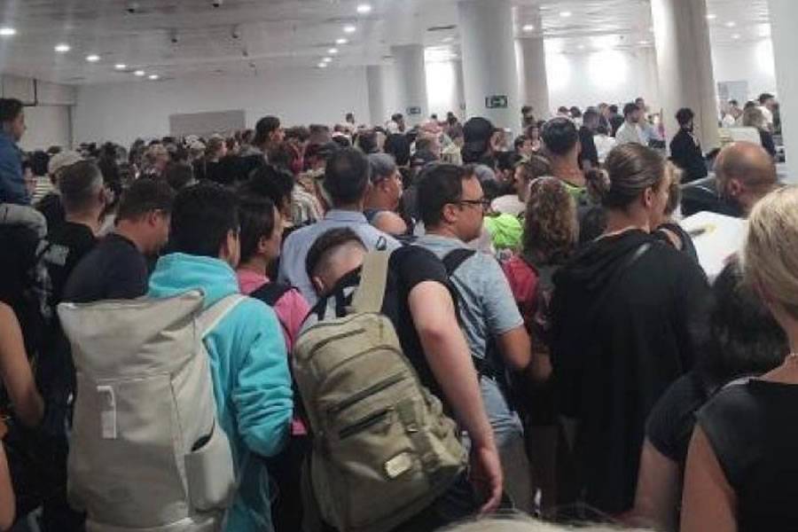 AENA take action to ease passport control queues for British arrivals