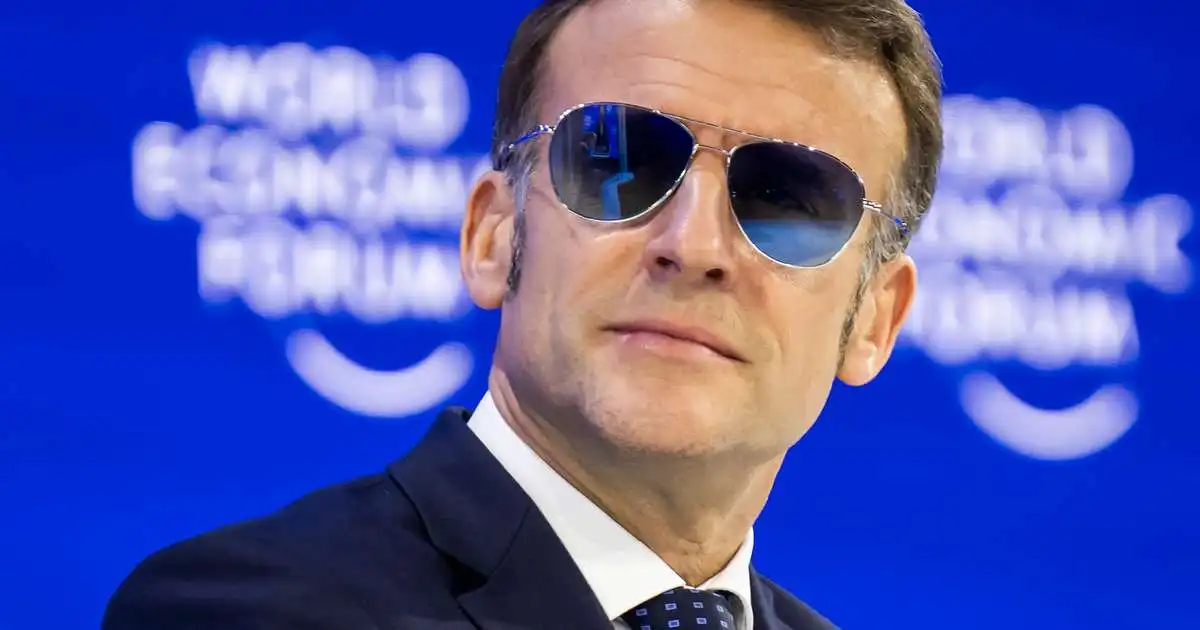 Af hverju er Macron með sólgleraugu inni?