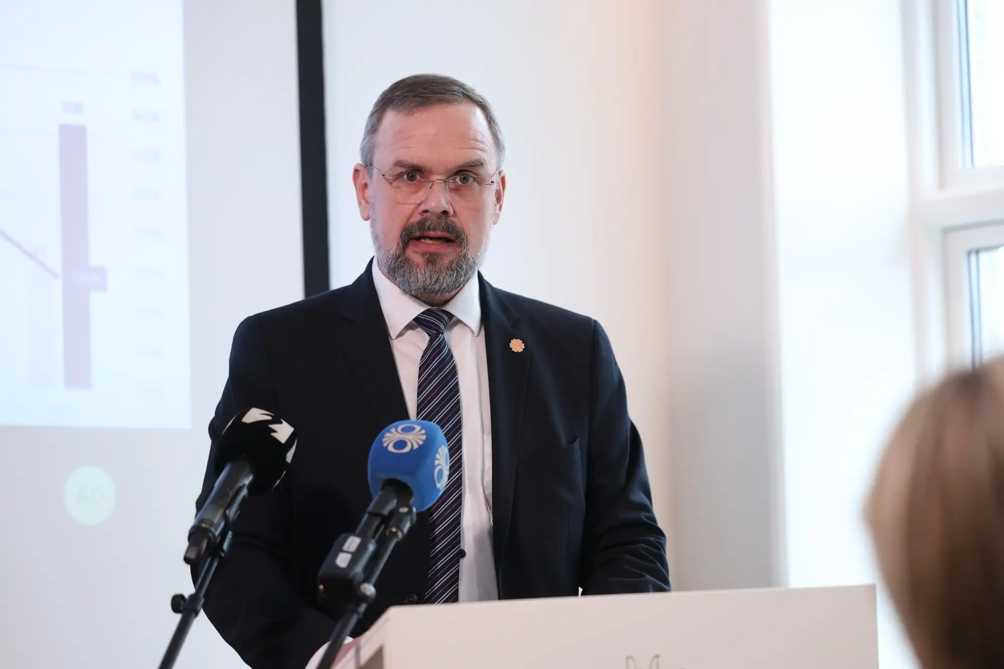 Afdráttarlaus niðurstaða skýrsluhöfunda: Krónan oftar hluti af vandanum en lausninni - DV