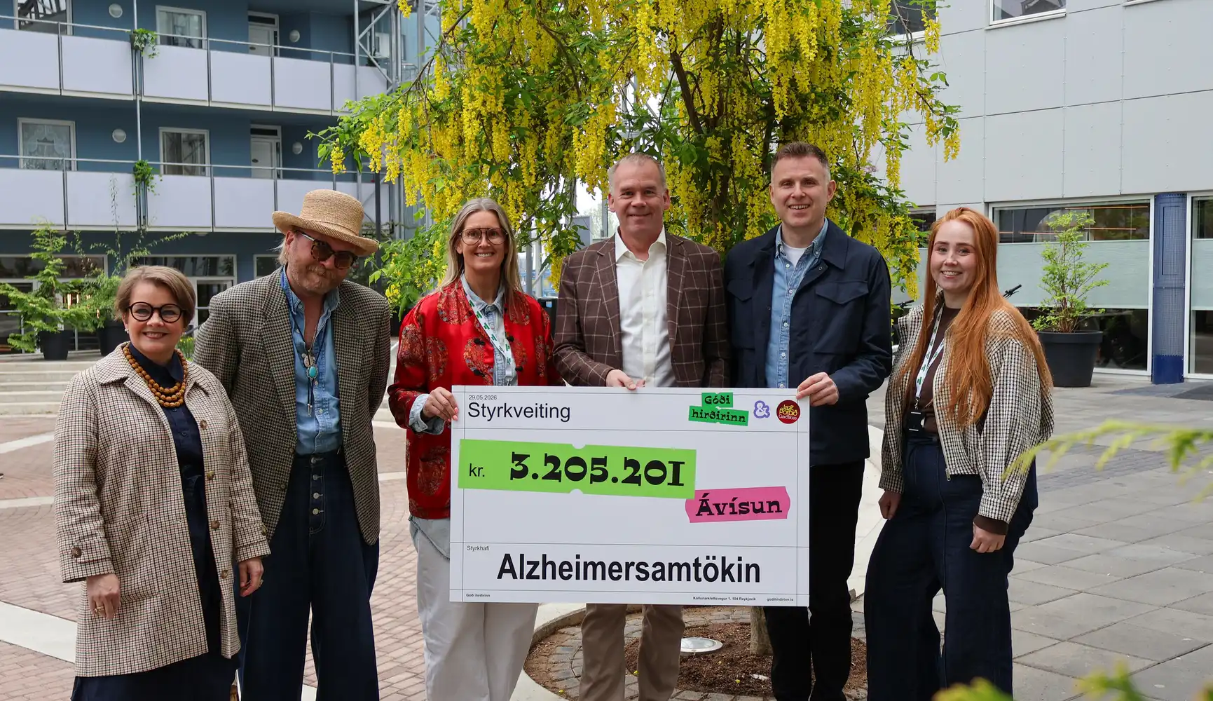 Afhentu Alzheimersamtökunum 3.205.201 króna styrk - DV