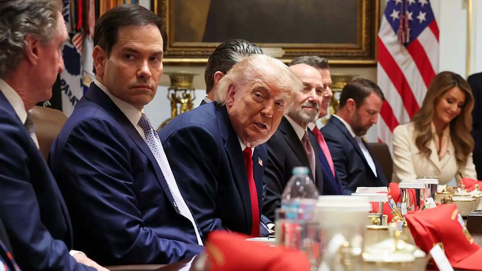 Á­fram­hald á á­rásum og Trump hefur í hótunum við Óman - Vísir