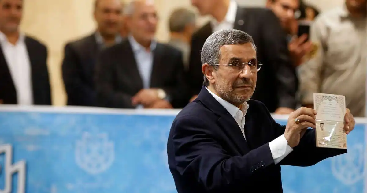 Ahmadinejad sagður hafa átt að taka við stjórnartaumum í Íran