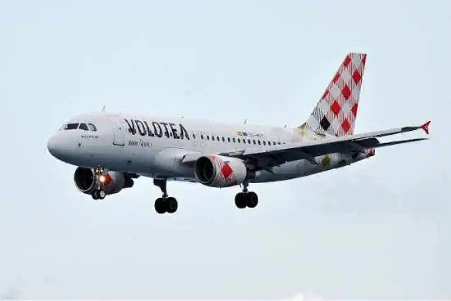 Airline cuts flights to four Canary Islands