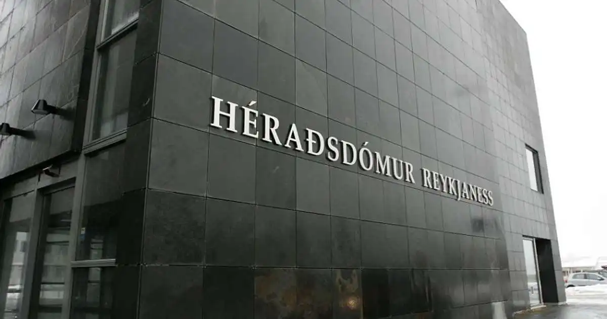 Ákærð fyrir umsáturseinelti gagnvart þremur mönnum