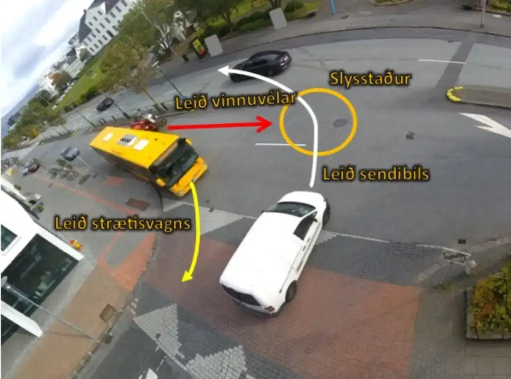 Ákærður fyrir manndráp af gáleysi fyrir að aka lyftara inn í sendibíl í Lækjargötu - DV
