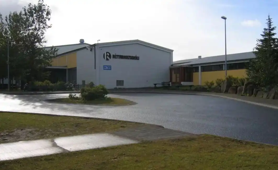 Ákærður fyrir stórhættulega hnífstunguárás fyrir utan Réttarholtsskóla - DV