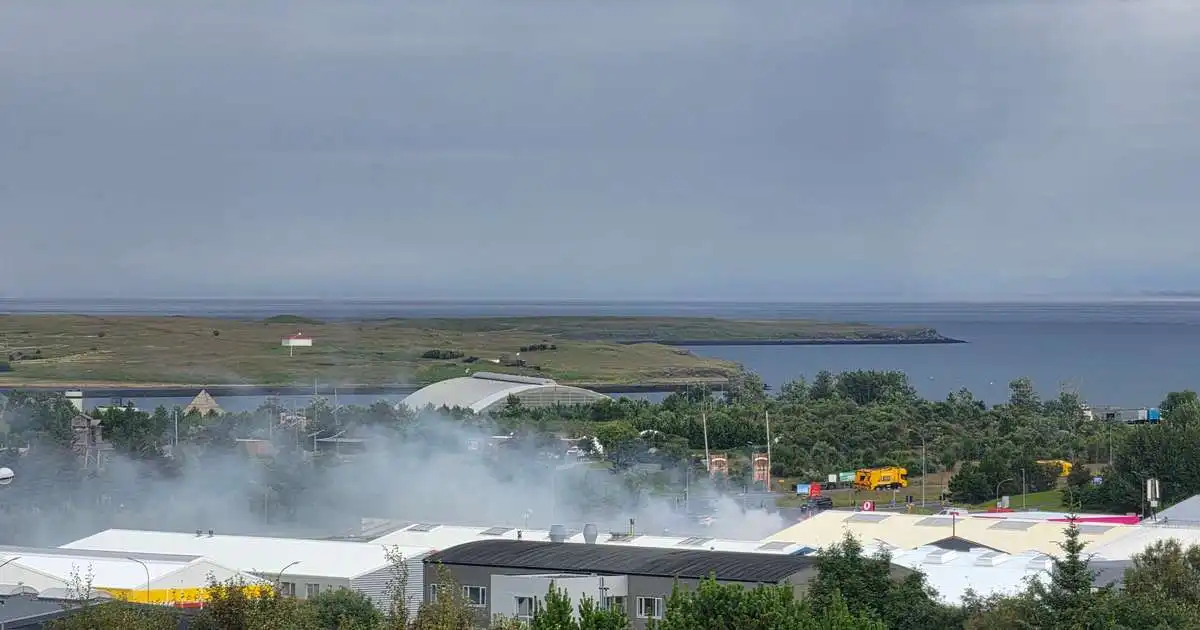Allar stöðvar kallaðar út vegna elds í Grafarvogi