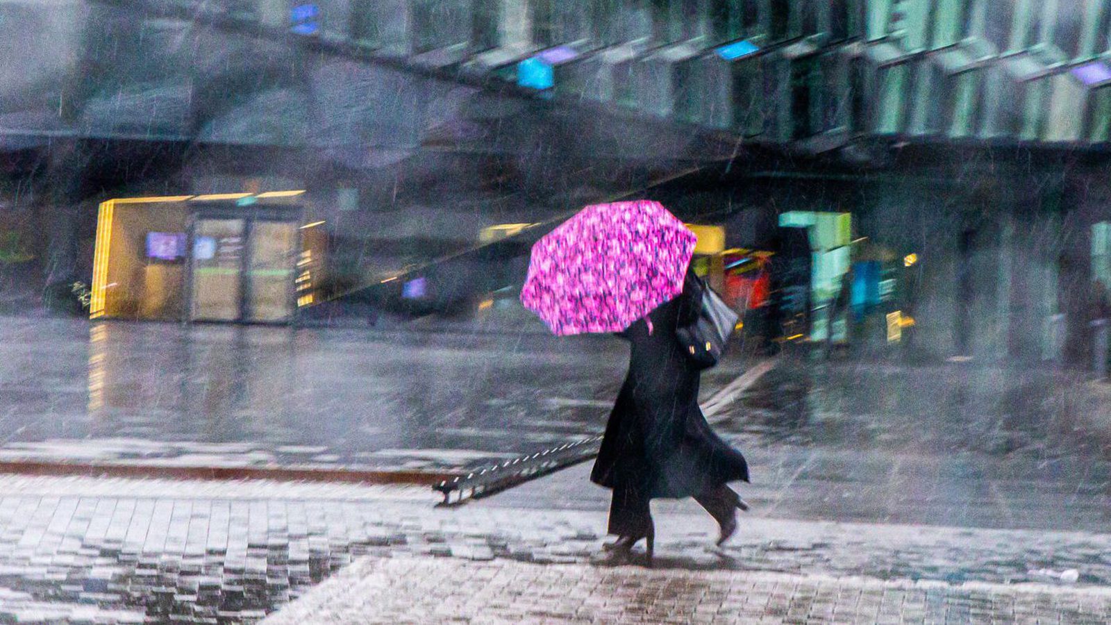 Allhvöss sunnan­átt með rigningu - Vísir