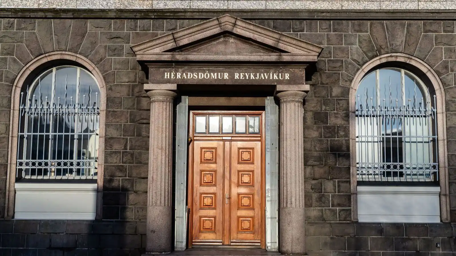 Allir dómarar van­hæfir í máli ljós­móður á eftir­launum - Vísir