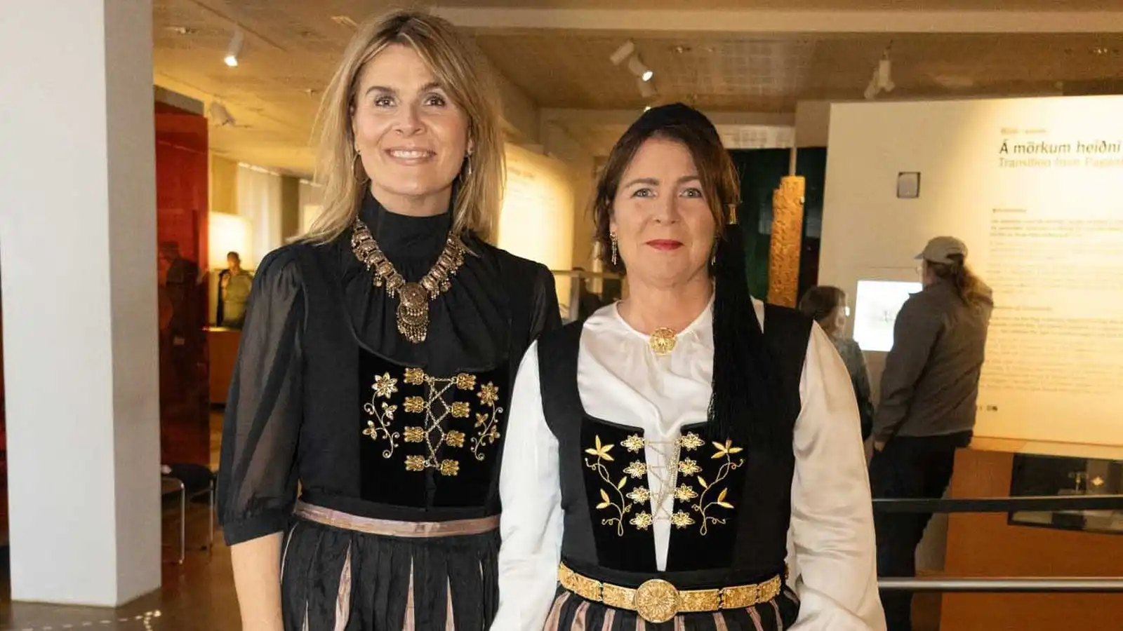 Allir og amma þeirra mættu í þjóð­búningi - Vísir