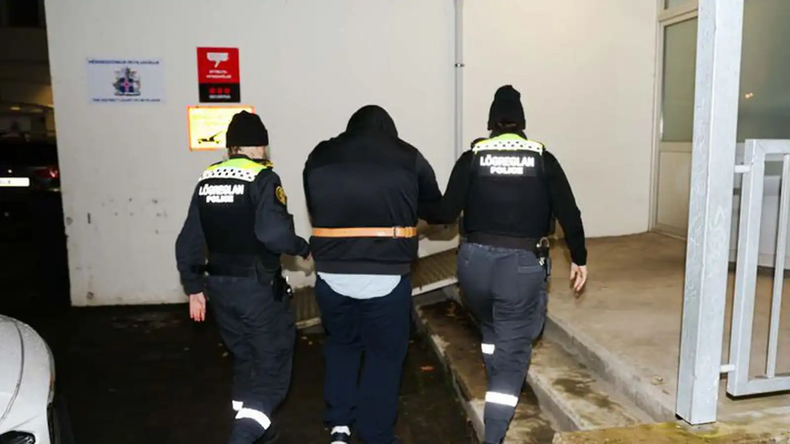 Allir sau­tján frjálsir ferða sinna - Vísir