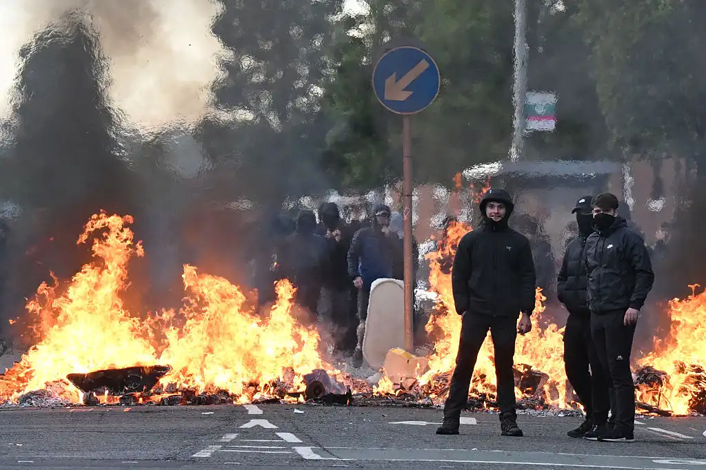 Allt á suðupunkti í Belfast: Kveikt í húsum og verslunum – Fjölskyldur flúðu heimili sín - DV