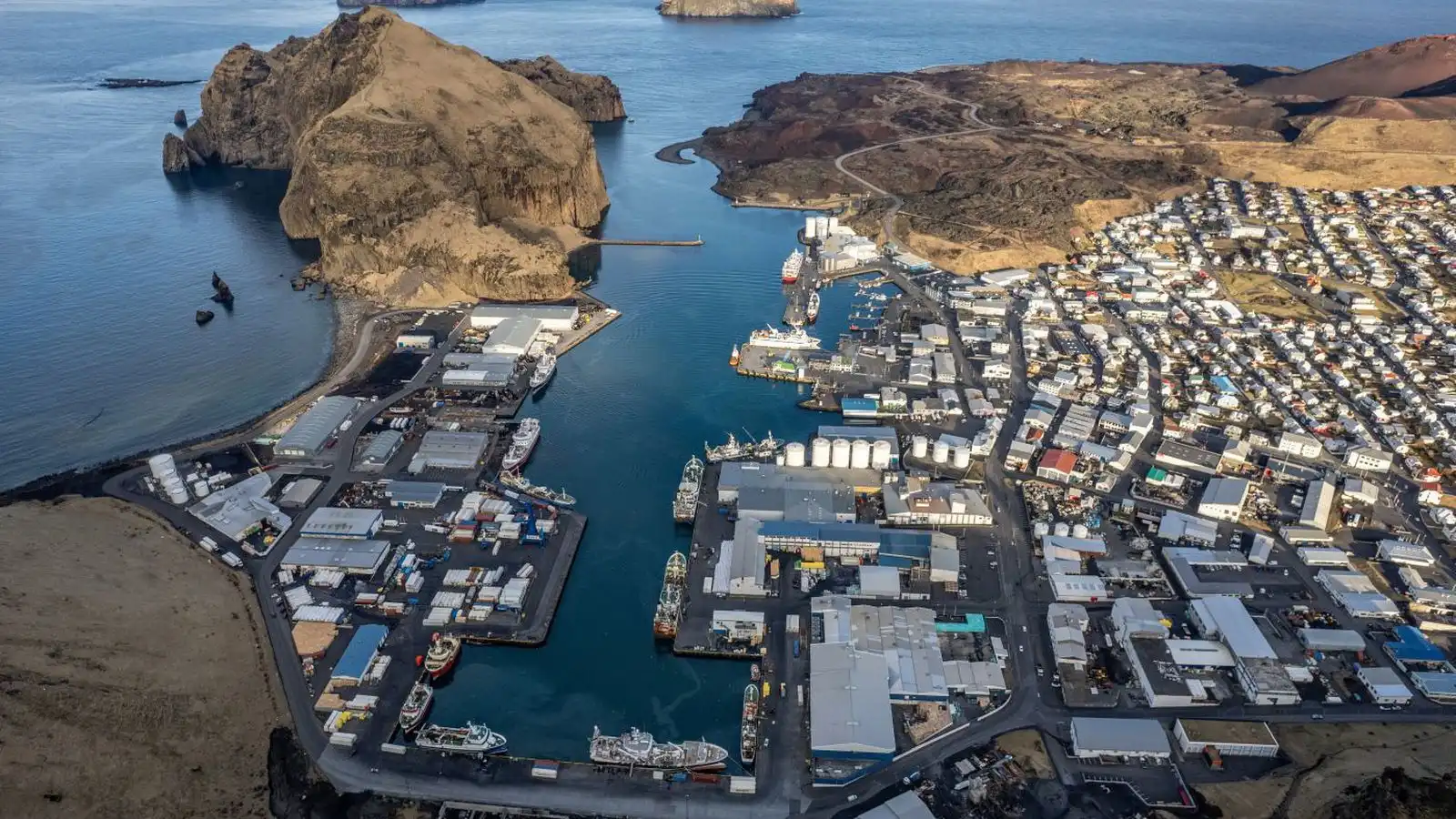 Allt lið kallað út vegna elds í vélar­rúmi - Vísir