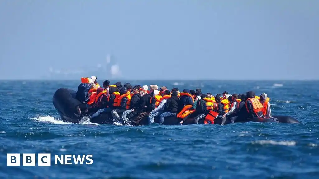 Almost 1,000 migrants cross English Channel over bank holiday weekend