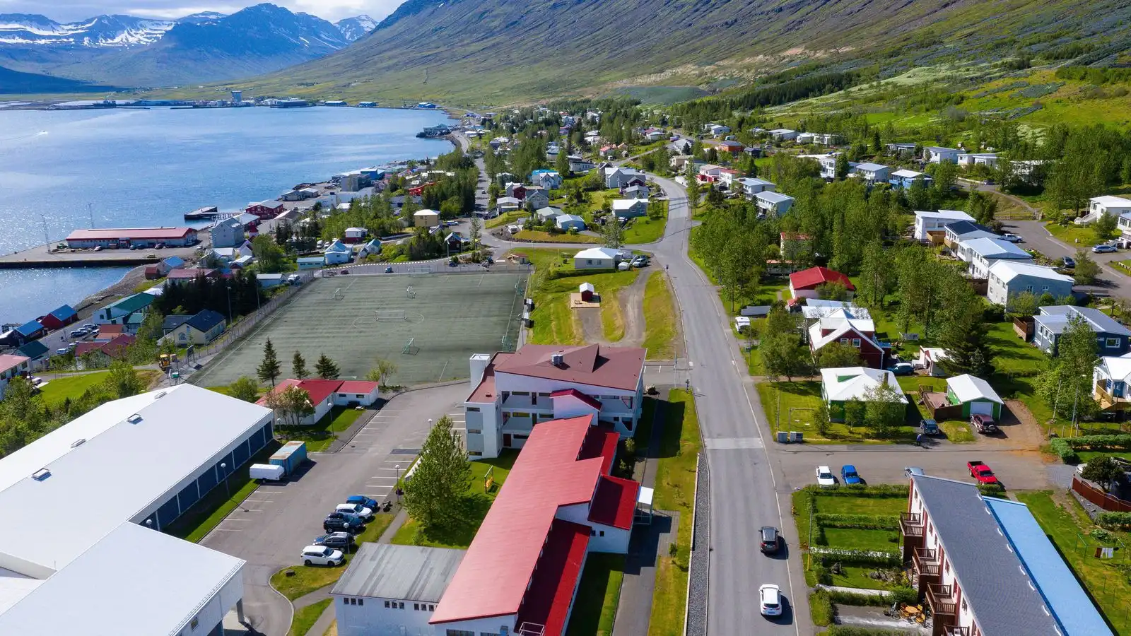 Al­var­lega slasaður eftir fall af svölum - Vísir