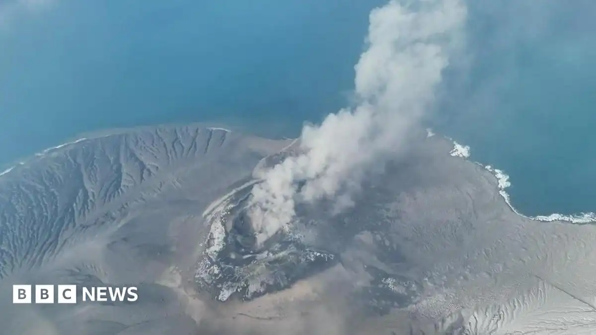 Anak Krakatau: Volcano eruption closes eight Indonesian airports