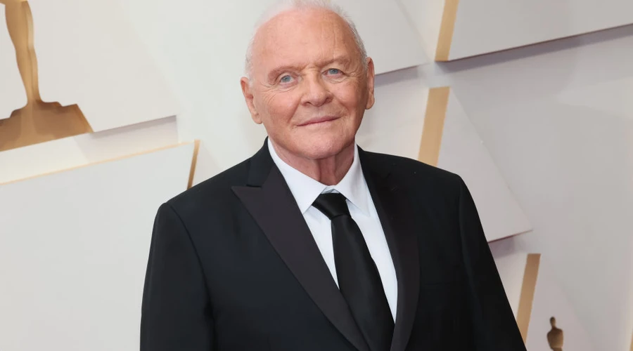 Anthony Hopkins tekur óvænta beygju á ferlinum 88 ára gamall