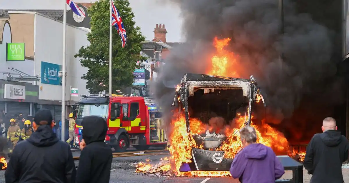 Árásarmaðurinn í Belfast ákærður – Mótmæli víða í borginni