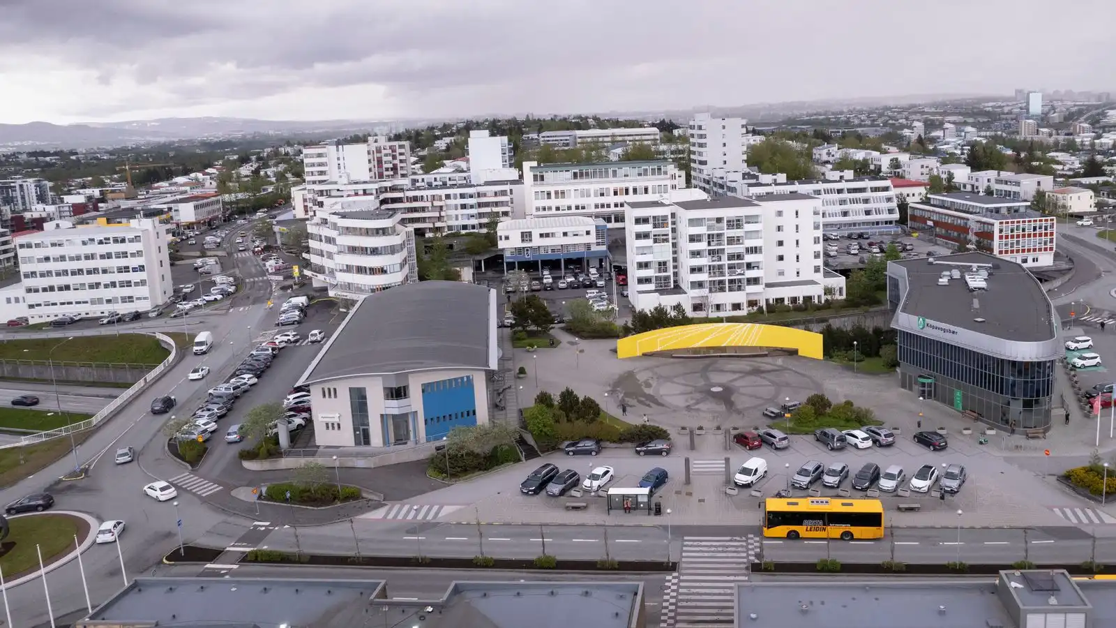 Á­rekstur við Hamra­borg - Vísir