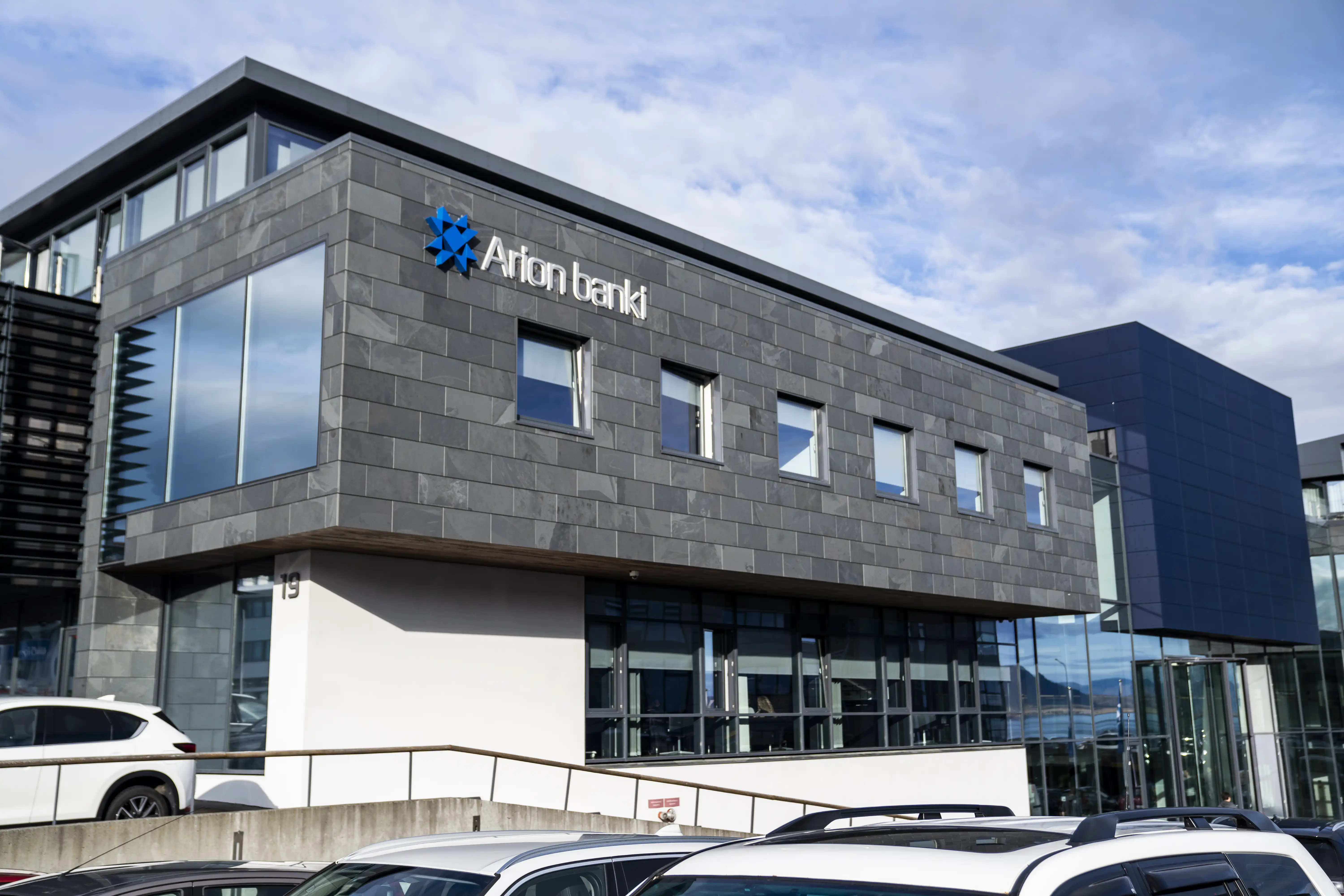 Arion banki krefst tuga milljóna frá huldufyrirtæki sem stýrt er af manni sem finnst ekki