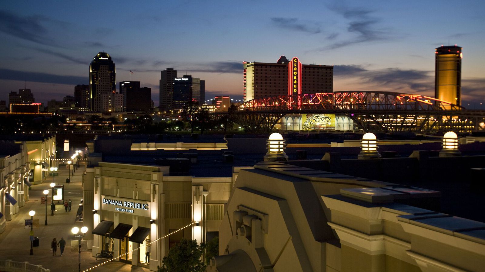 Átta börn látin eftir skot­á­rás - Vísir