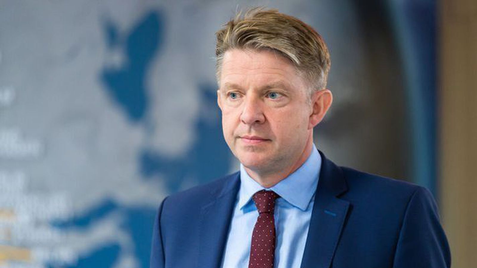 Aug­lýsa eftir sér­fræðingum í Litáen og endur­skipu­leggja deild - Vísir