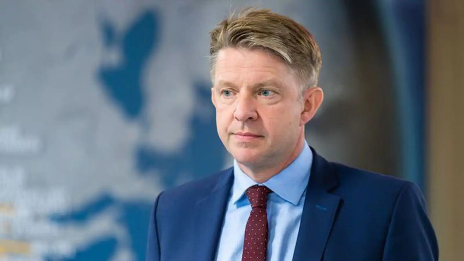 Aug­lýsa eftir sér­fræðingum í Litáen og endur­skipu­leggja deild - Vísir