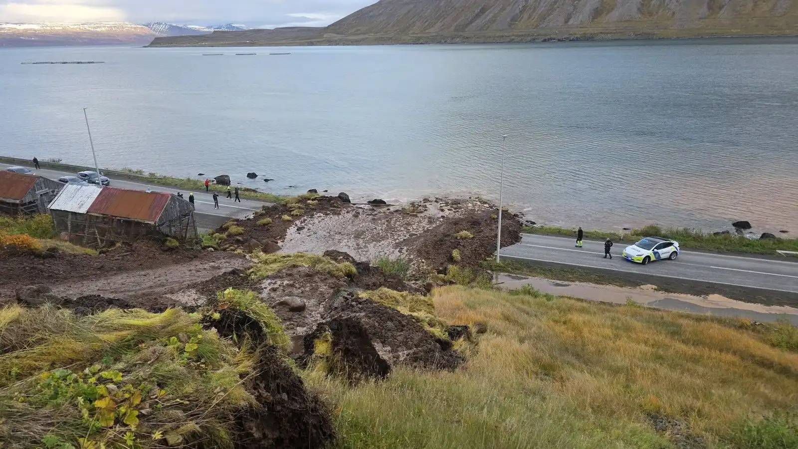 Aur­skriða féll á veginn og honum lokað - Vísir