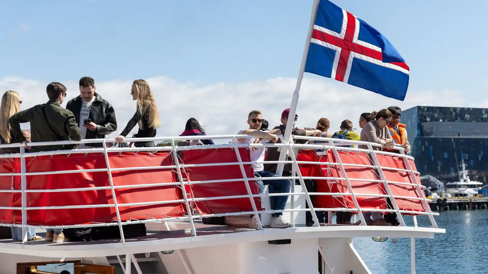 Aust­læg átt og víða líkur á vætu - Vísir