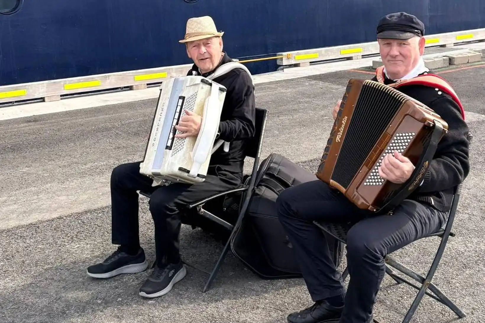 Bæjarstjórarnir tveir léku á harmonikku - MBL.IS
