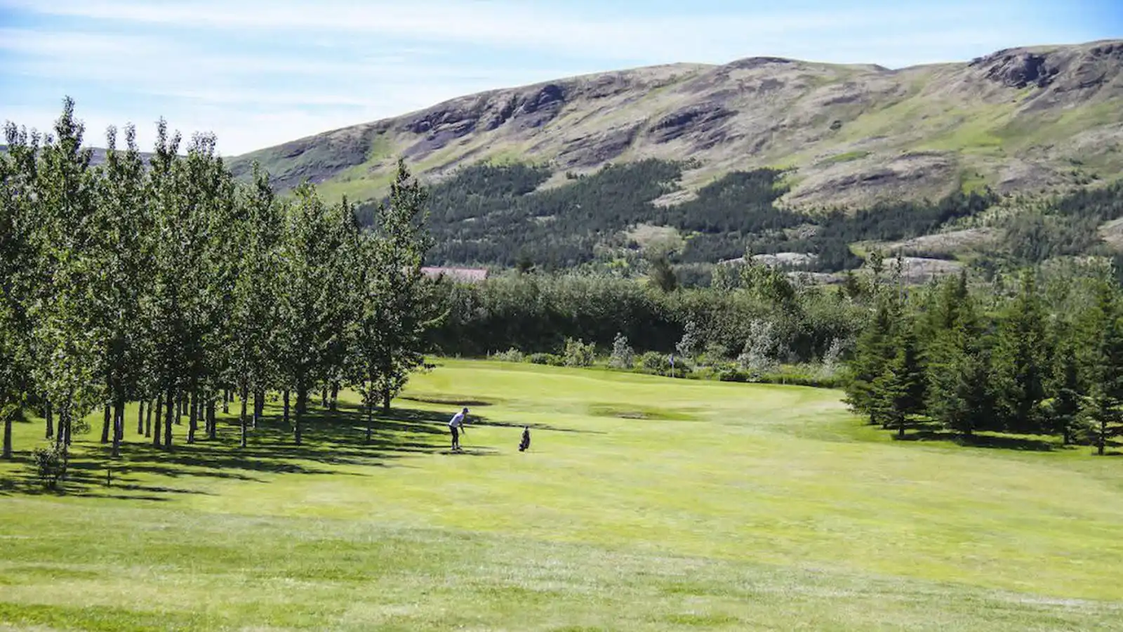 Bakkakotsvelli lokað vegna rigninga: 
Grjótharðir golfarar þurfa að láta í 
minnipokann fyrir rigningunni - Vísir