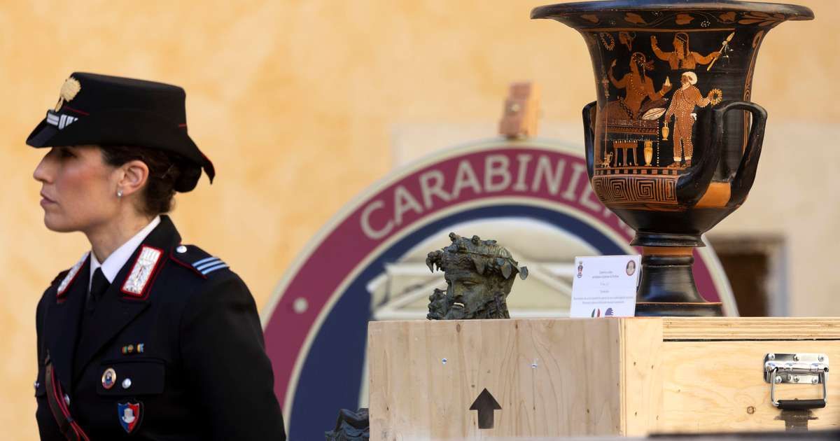 Bandaríkjamenn afhenda hundruð stolinna fornminja