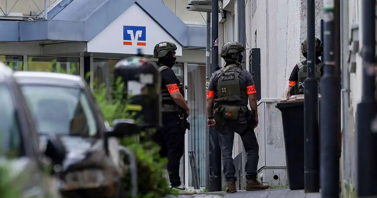 Bankaræningjarnir löngu horfnir þegar gíslatökunni lauk