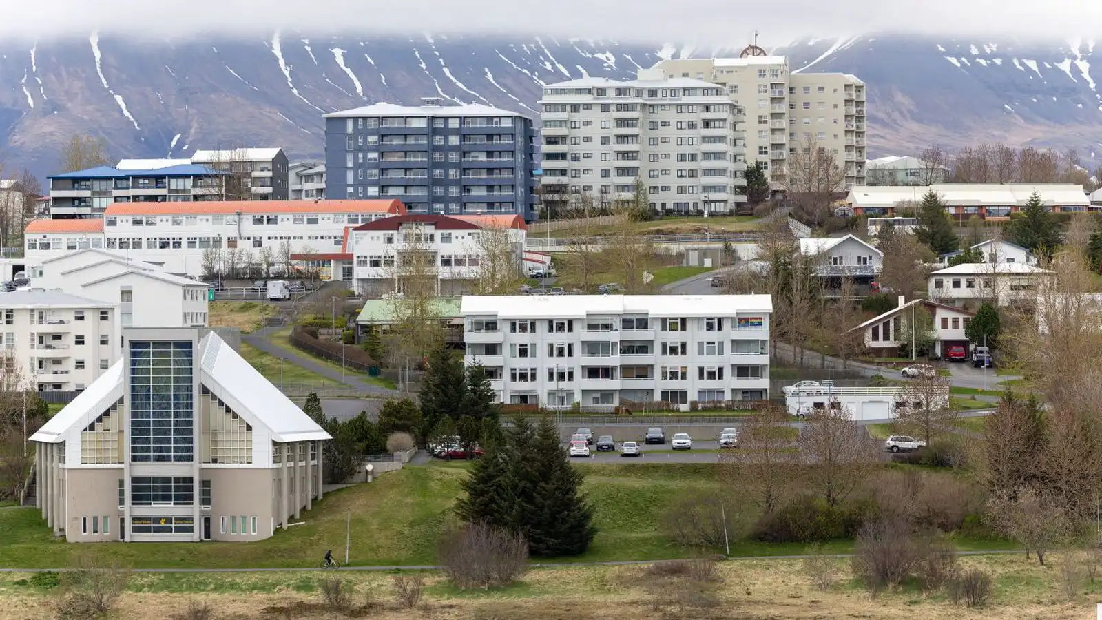 Barn missti með­vitund eftir á­rekstur á skóla­lóð - Vísir