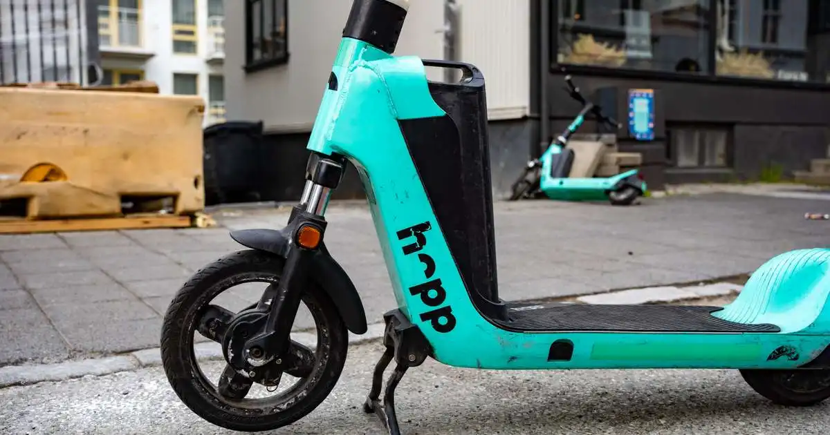 Báru olíu á dekk Hopp-hlaupahjóla