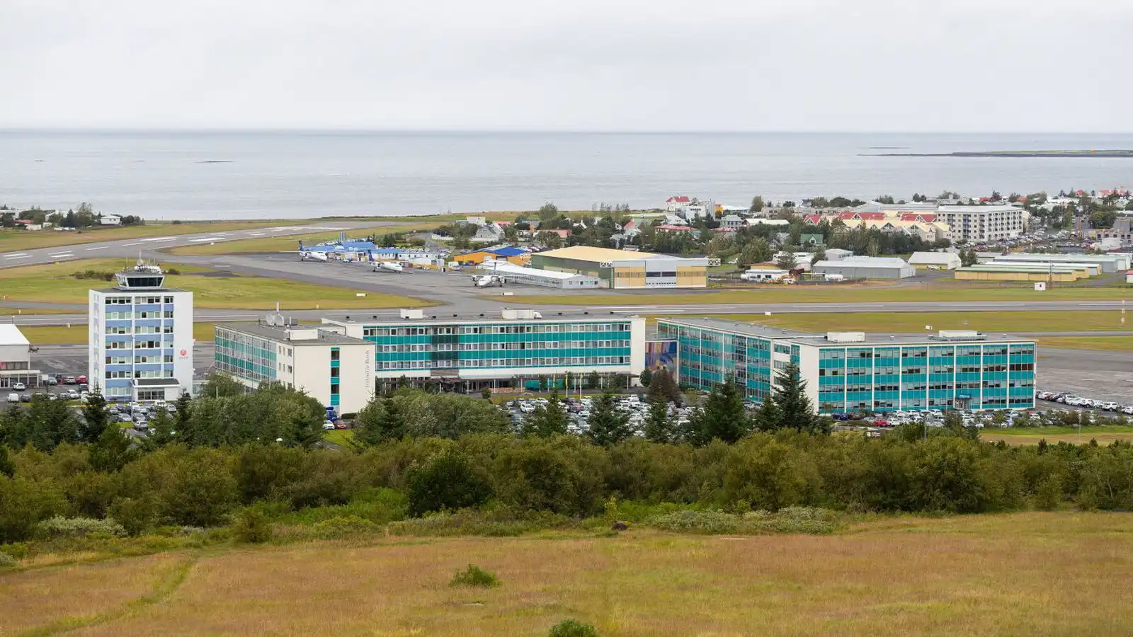 Bein út­sending: Flug­völlurinn, flugið og flokkarnir - Vísir