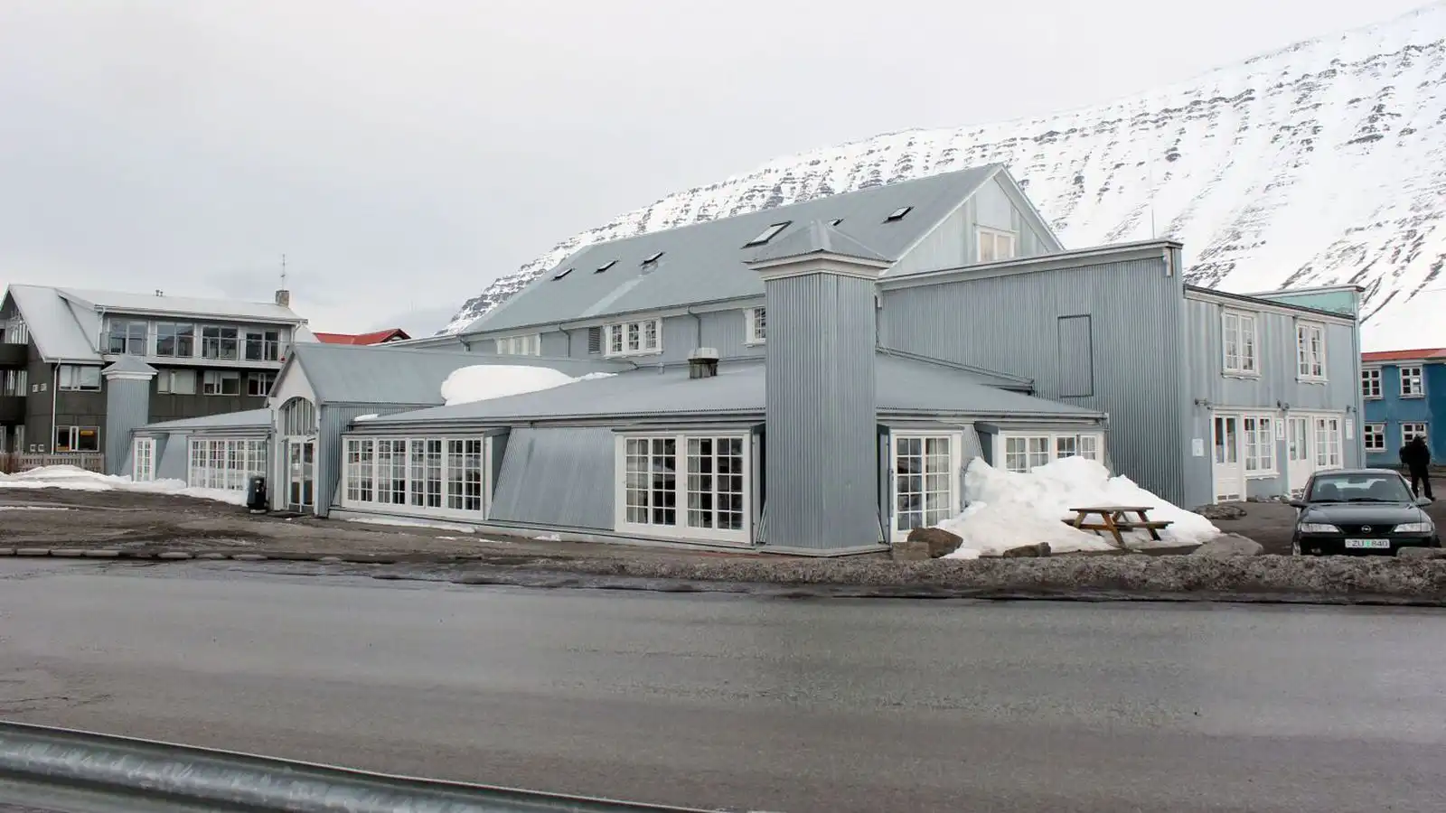Beit mann í geir­vörtuna og réðst á systur hans - Vísir