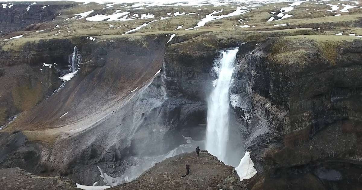 Bíða með leit að ferðamanni